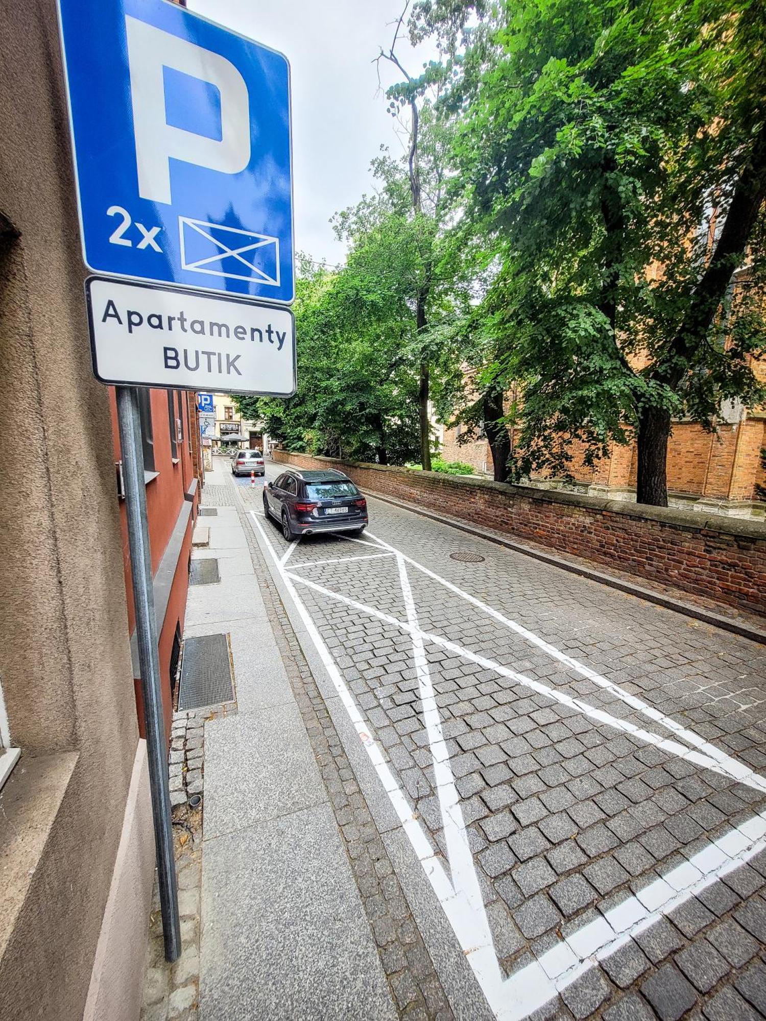 Butik Apartamenty Old Town Torun - Parking Extérieur photo
